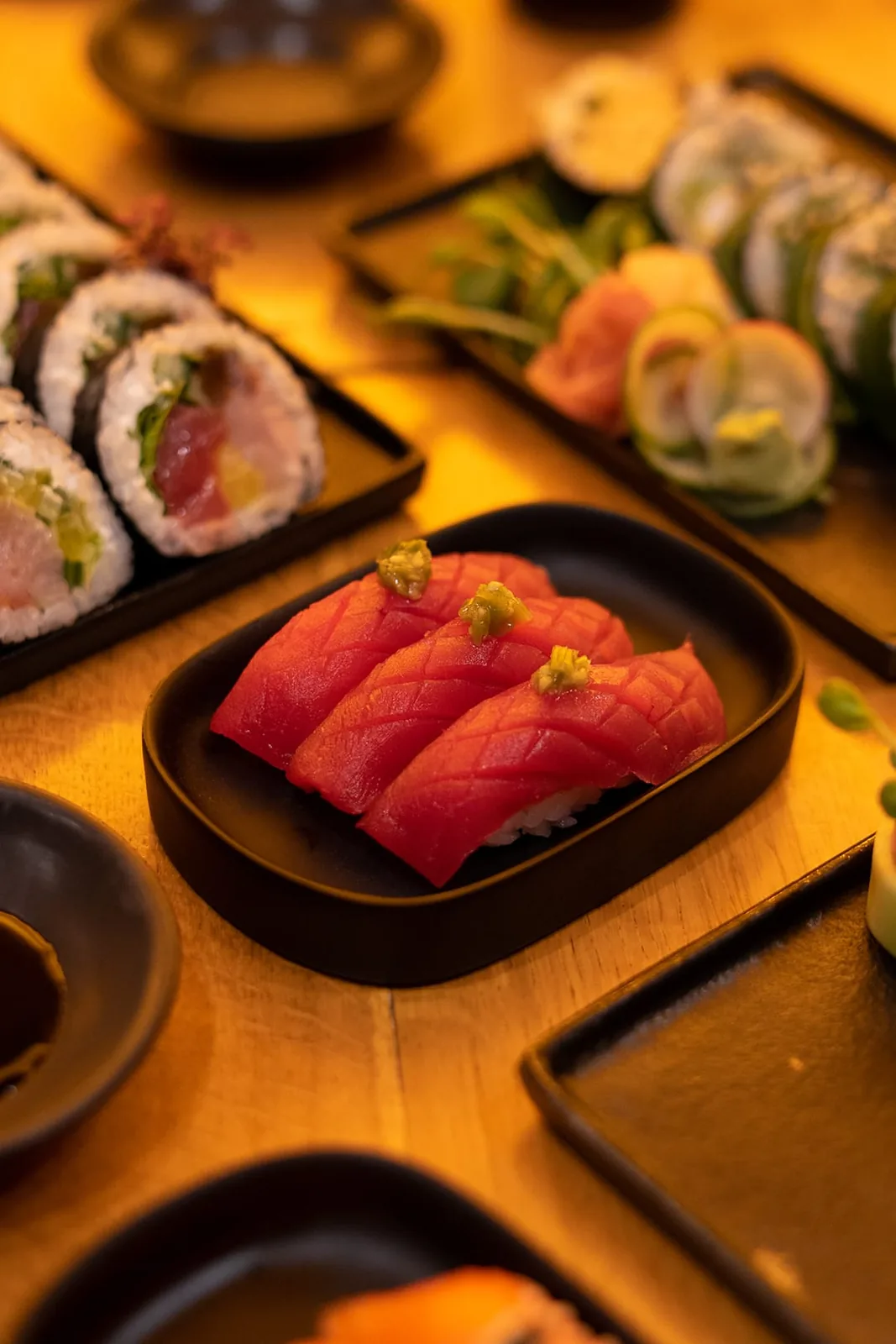 Mistrz sushi w kuchni Sushi Zushi podczas przygotowywania zestawów