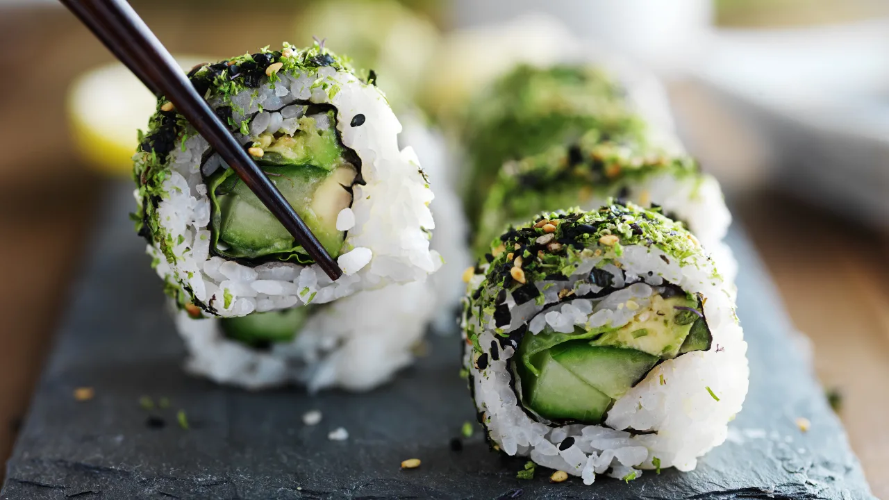 Sushi wegetariańskie – jak zrobić, żeby smakowało?