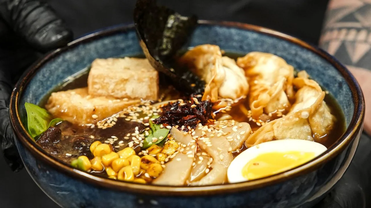 Ramen, zupa miso, a może Tom Kha? Przewodnik po azjatyckich zupach