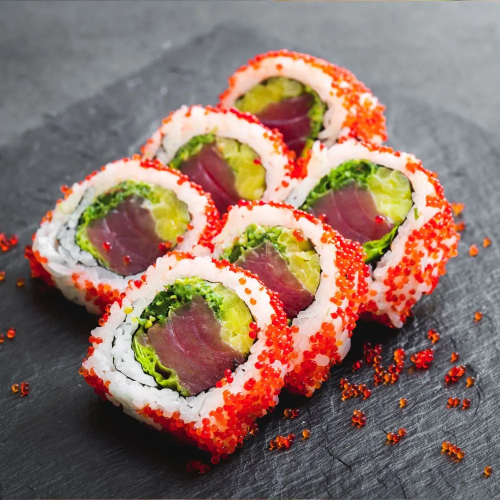 California maki obtoczone tobiko